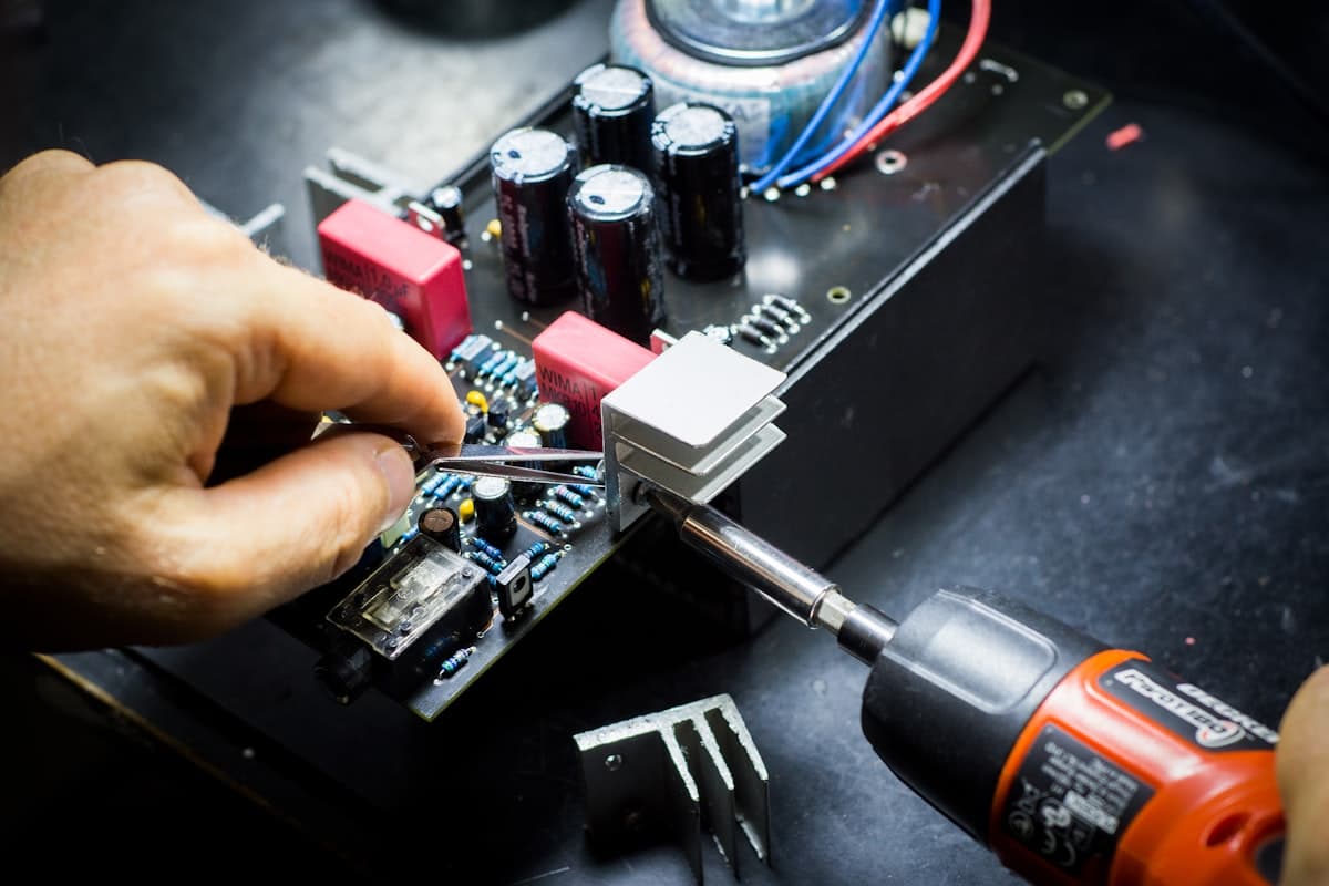 Bancada de reparo de eletrônicos