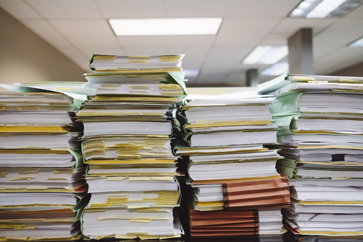 Pilhas de pastas e documentos no escritório