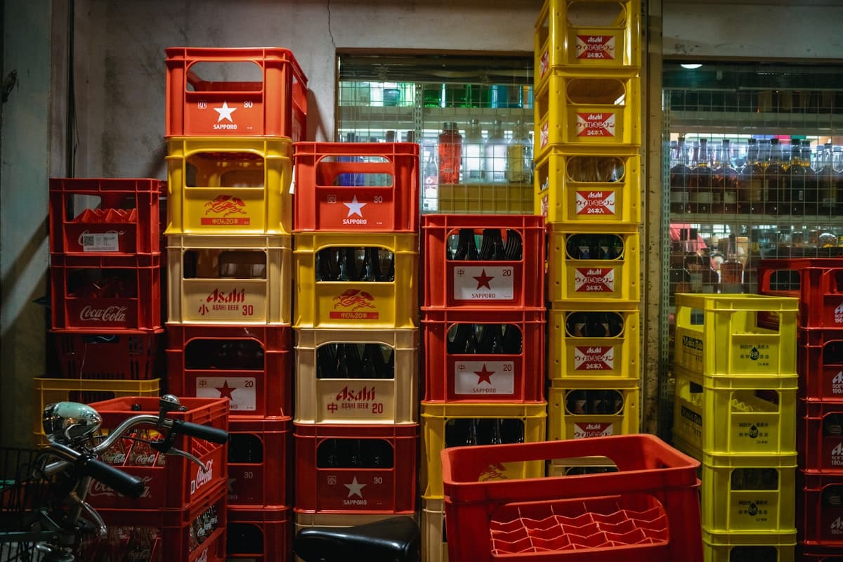 Engradados de bebidas empilhados no estoque