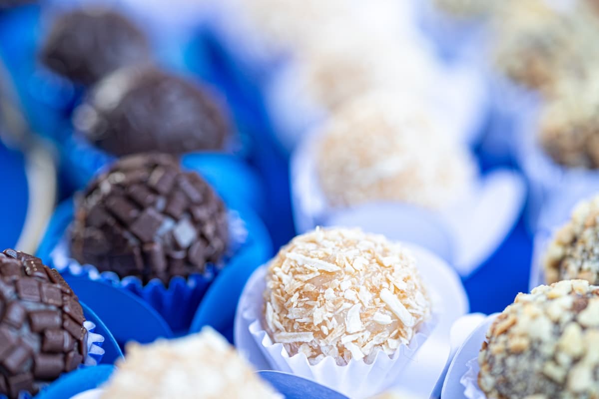 Brigadeiros artesanais com chocolate e coco